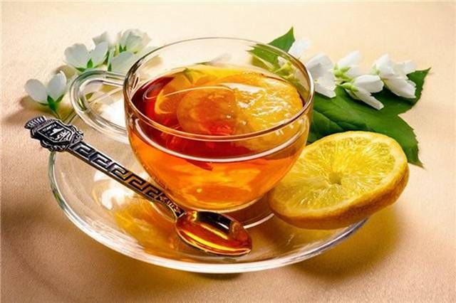 蜂蜜とレモン入りのお茶