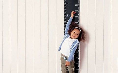 子供の発育不良は、妊娠を刺激する薬の作用の結果である。