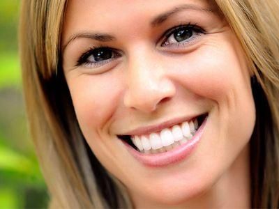 40歳以上の人は笑うと若く見える